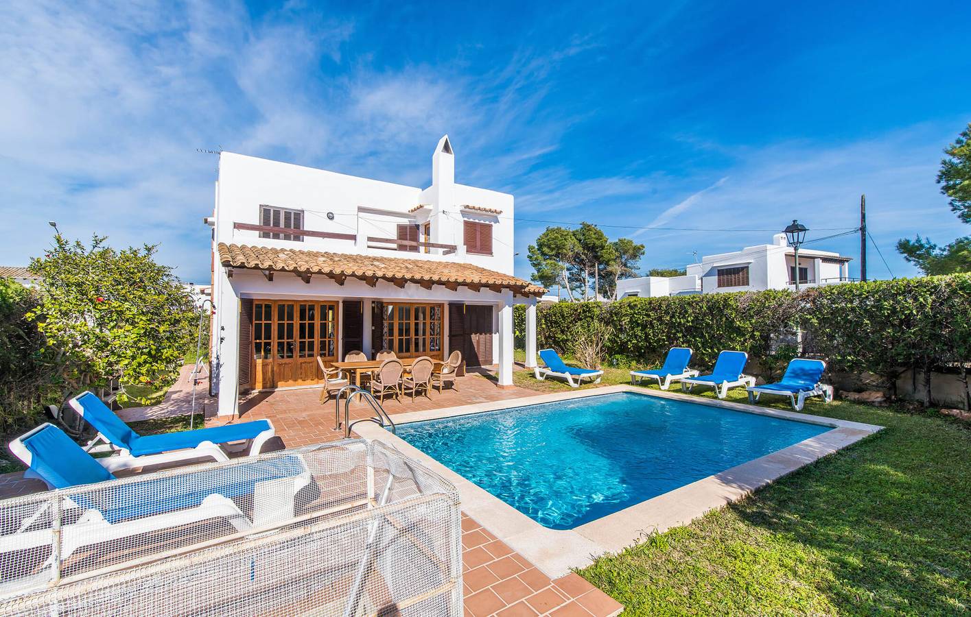 Seaside Bliss: Luxe Apartment with Pool & Kitchen near Caló des Homes Morts in Cala d'Or, Santanyí