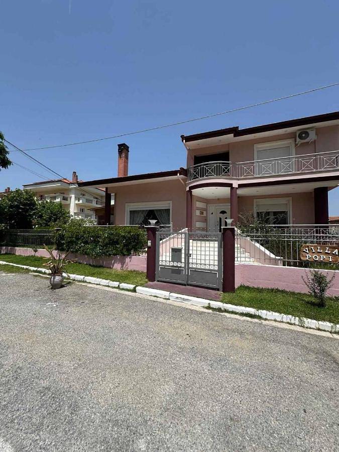 Location de vacances pour 8 personnes, avec Balcon et Jacuzzi ainsi que Terrasse et Jardin dans Stavros