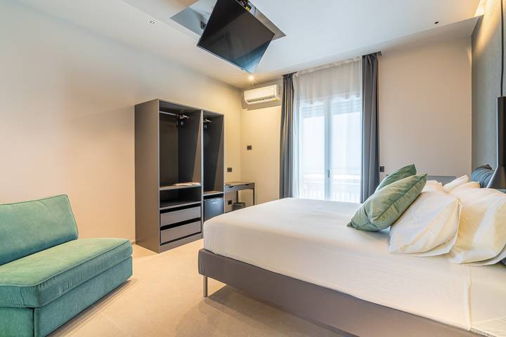 Entire apartment, Room 'Verde' with Mountain View, Shared Terrace and Air Conditioning in Viagrande, Catania Province