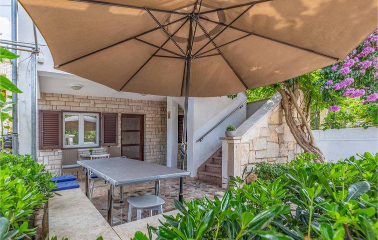 Apartamento vacacional entero, Acogedor apartamento con terraza, wifi y aparcamiento, a 1 km de la playa de Bijela in Premantura, Costa sur de Istria