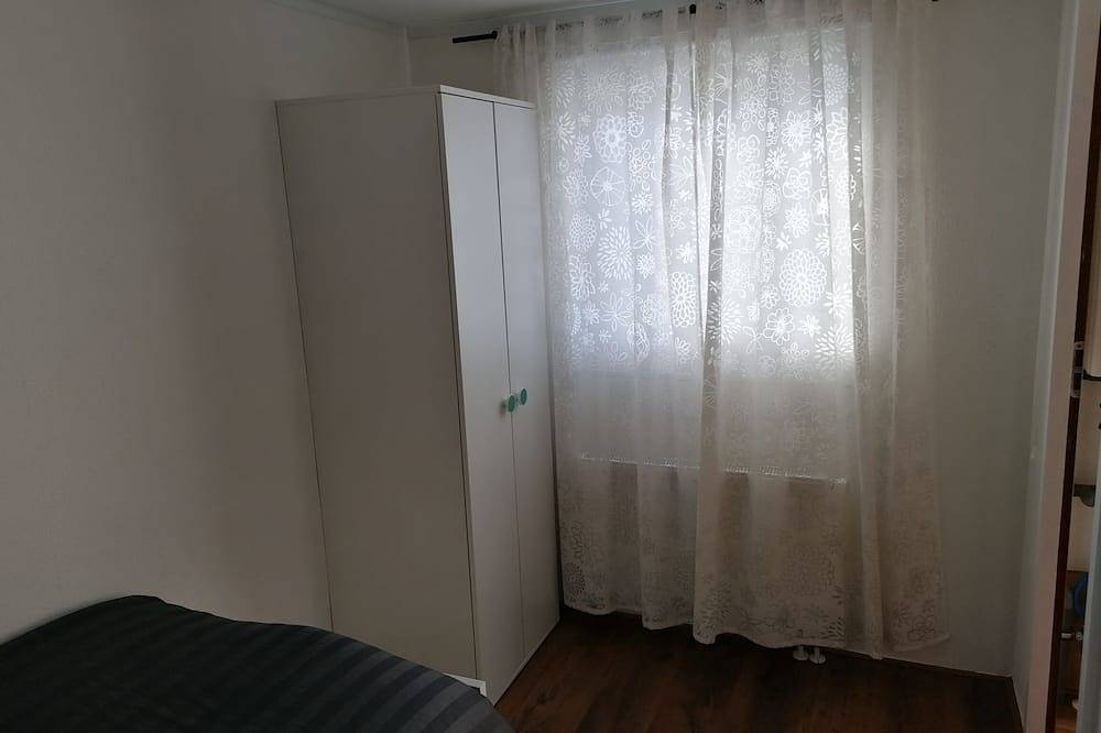 Comfortable Chalet with spacious terrace and (play) garden facing south. in IJssel