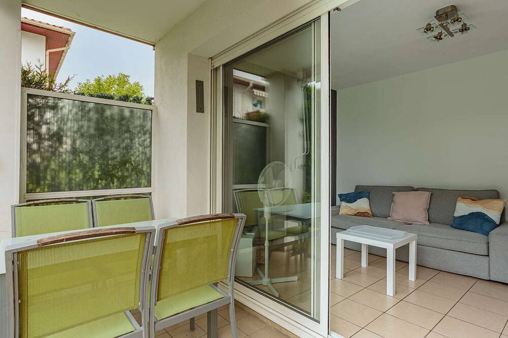 Entire apartment, Ground Floor Apartment with Pool, Terrace, and Garden, Near Bidassoa and Spain Border in Hendaye, Bayonne region