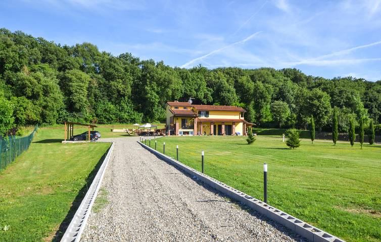 Spazioso appartamento con 2 camere da letto, piscina, giardino e parcheggio vicino al fiume Arno in Arezzo, Chianti