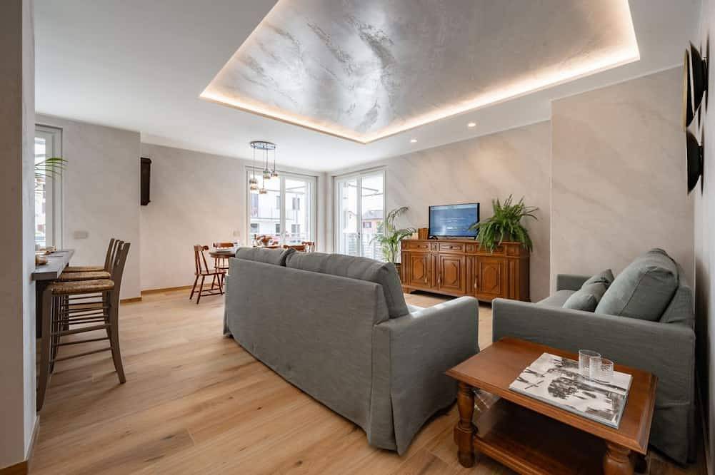 Villa Sunrise with pool and large private garden - few step from the beach in Dervio, Westelijke Orobie-Alpen