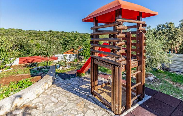 Ganze Ferienwohnung, Gemütliche Ferienwohnung mit Terrasse und Garten in der Nähe des Strandes Duga Uvala in Marčana, Südküste Istrien