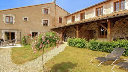 Gîte pour 6 personnes, avec piscine ainsi que jardin et terrasse, animaux acceptés à Roussines