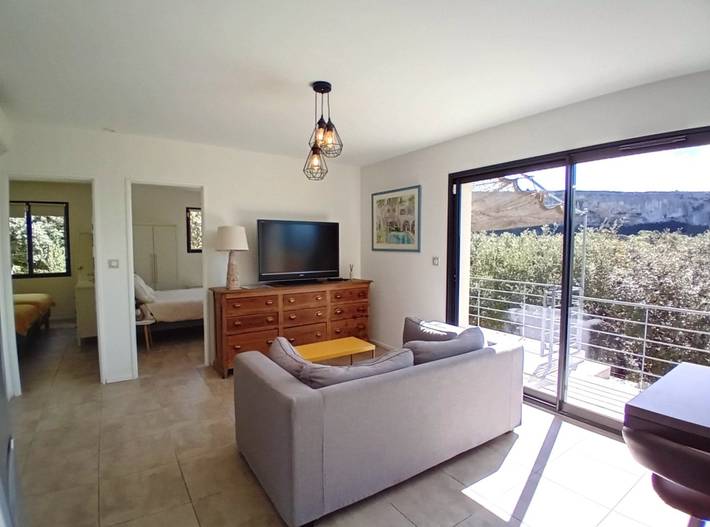 Gîte pour 4 personnes, avec terrasse ainsi que jardin et piscine à Lioux - 4