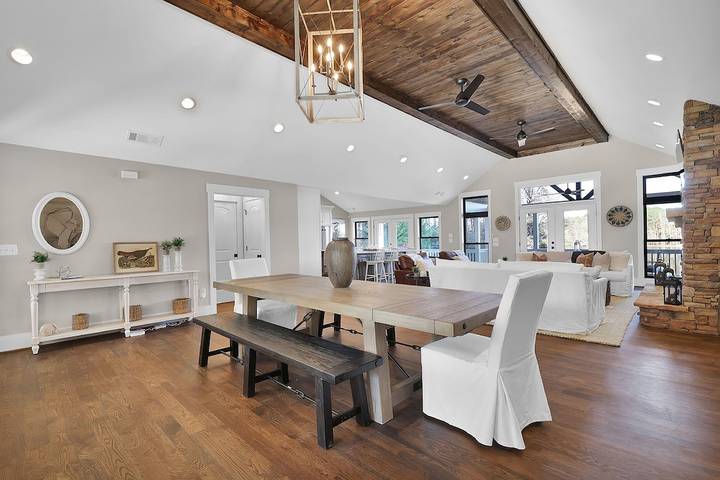 Vacation rental for 12 people, with yard and hot tub in Lake Oconee