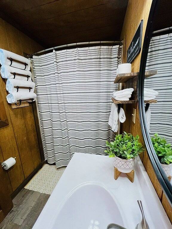 Log cabin for 8 people, with terrace and yard in Lake Cumberland