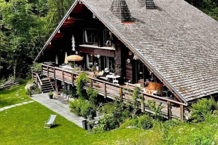 Vacation rental for 10 people, with hot tub and terrace as well as yard in Chamonix-Mont-Blanc