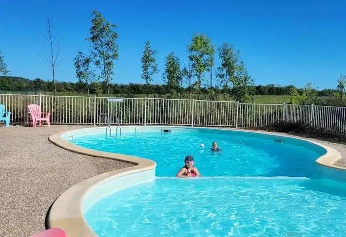 Location de vacances pour 4 personnes, avec terrasse et jardin ainsi que piscine et vue à Villegusien-le-Lac