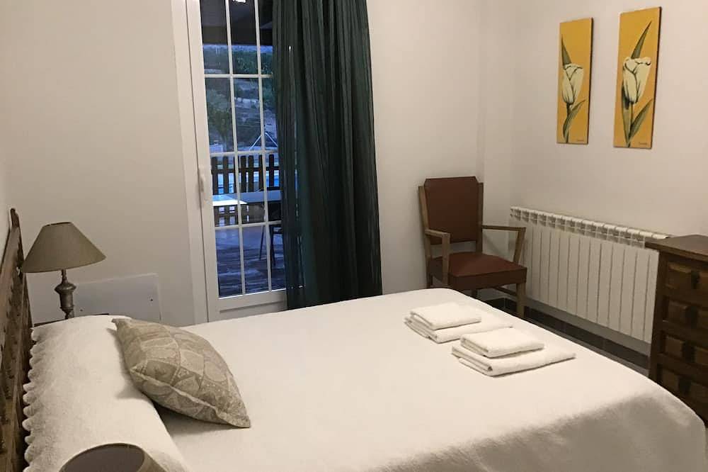 Rural House \"Entrepinos\". Ideal for family and groups. Private space with views in Santa Cruz de Pinares, Ávila Region