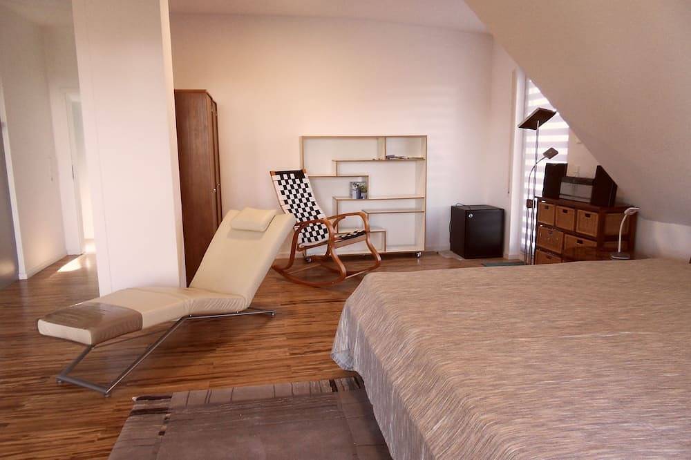 Ganze Wohnung, Ferienwohnung 1A, 67qm, Sonnenterrasse mit Liege, 1 Wohn-/Schlafzimmer, max. 2 Personen in Tübingen, Neckar-Alb