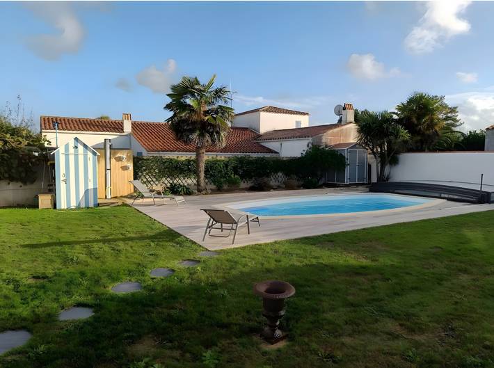 Bed and Breakfast 'Suite Les Plages' con piscina, jardín compartidos y Wi-Fi in La Brée-les-Bains, Côte de Beauté