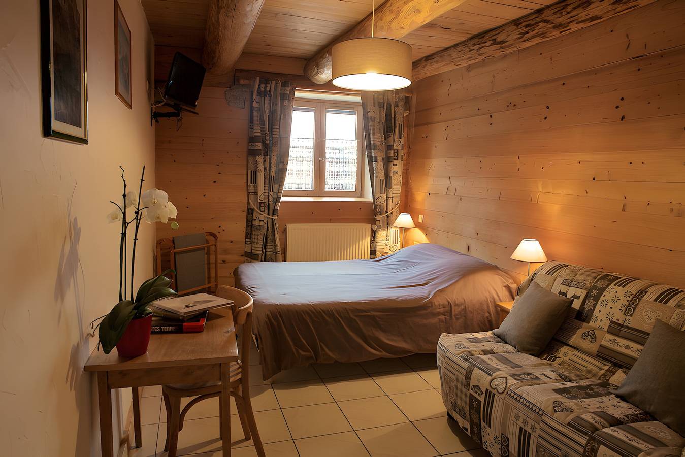 Chambre d’hôtes « La Ferme Du Mont Blanc - Vallot » avec vue sur la montagne in Combloux, Pays du Mont-Blanc
