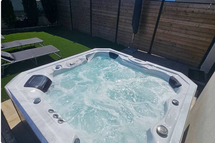 Location de vacances pour 2 personnes, avec terrasse ainsi que jacuzzi et jardin à Villemoustaussou