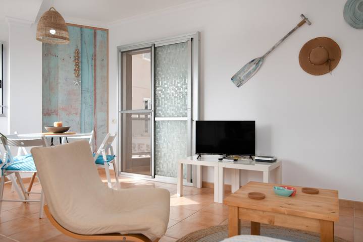 Apartamento inteiro, Apartamento de férias 'Ap Jarea Playa Sardina' com piscina partilhada, varanda e Wi-Fi in Sardina del Norte, Gáldar