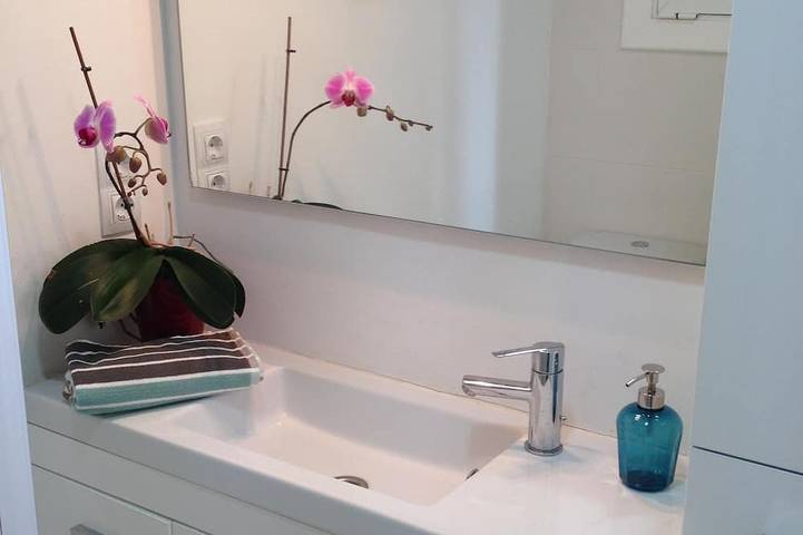 Ganze Wohnung, Neues Apartment im Zentrum von Sitges, WiFi, Pool, Balkon, Parkplatz, Garten in Sitges, Garraf
