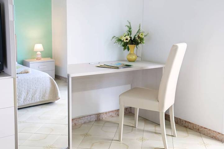 Chambre d’hôte pour 5 personnes, avec terrasse ainsi que piscine et jardin à Sorrento - 4