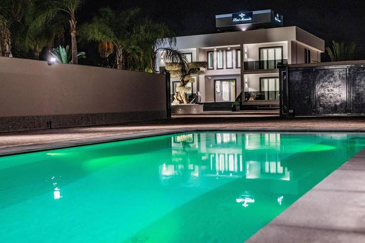 Appartamento per 2 persone, con Balcone e Terrazza nonché Idromassaggio e Giardino a Giugliano in Campania
