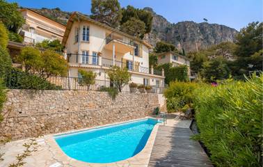 Location de vacances pour 12 personnes, avec terrasse ainsi que jardin et piscine à Èze