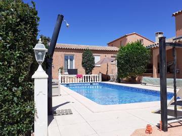 Gîte pour 5 personnes, avec piscine et terrasse ainsi que vue et jardin à Pia