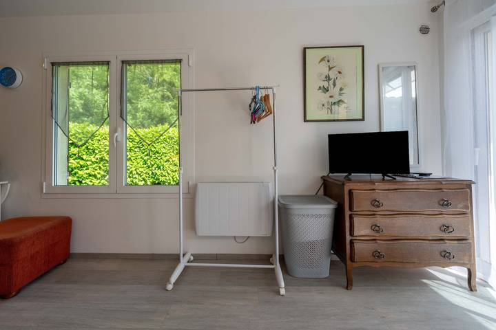 Entire studio, Studio Apartment 'Jardin Fleuri - Proche Foix' with Mountain View, Private Terrace and Wi-Fi in Saint-Paul-de-Jarrat, Ariège