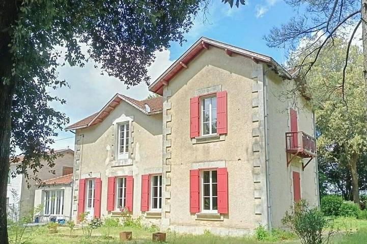 Location de vacances pour 6 personnes, avec piscine et jardin à Bouhet