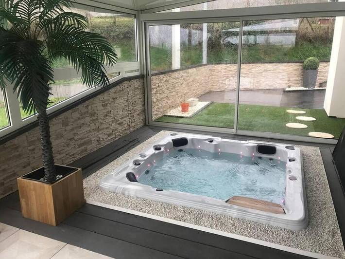 Gîte pour 2 personnes, avec Jacuzzi et Terrasse ainsi que Jardin et Piscine à Rieux-de-Pelleport
