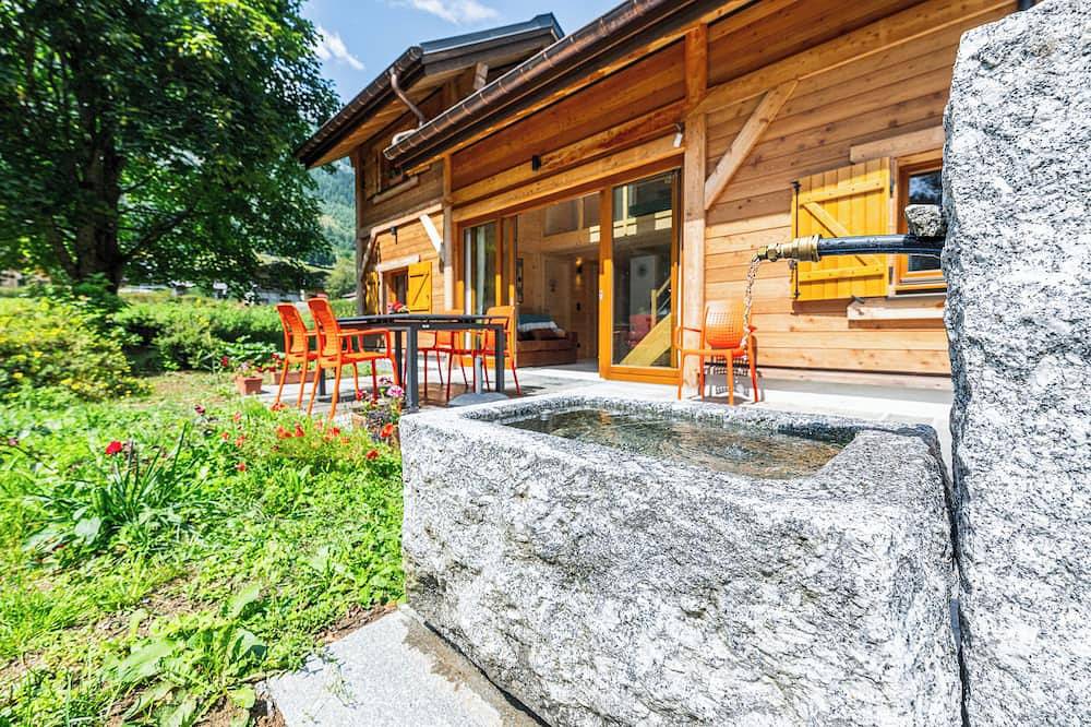 New \"Chalet des Plans\" Mountain view! At the foot of the slopes, terrace, garden. in Vallorcine, Massif du Mont-Blanc
