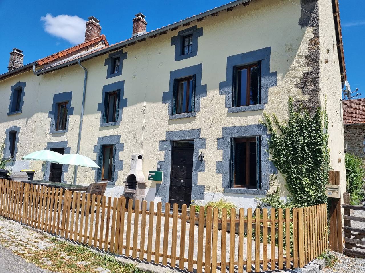 Casa rural 'Meadow View - Grande Gîtes' con piscina privada, terraza y Wi-Fi in Janaillat, Región de Guéret