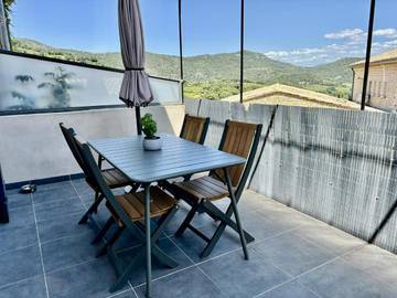 Gîte pour 6 personnes, avec terrasse et vue, animaux acceptés à Suzette
