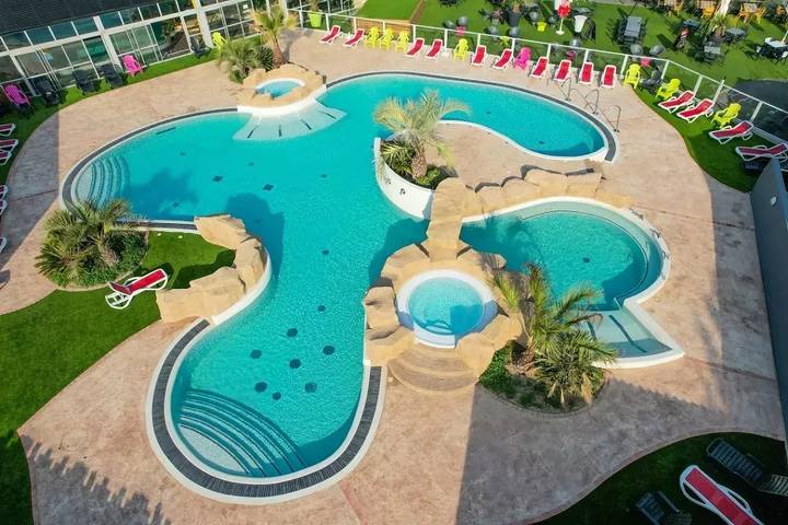 Camping pour 4 personnes, avec Terrasse ainsi que Piscine et Sauna aux Les Sables-d'Olonne