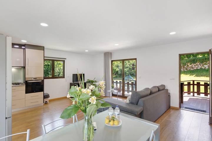 Apartment 'Casa Dos Cortinhais' with Lake View, Wi-Fi and Air Conditioning in Ventosa e Cova, Braga District