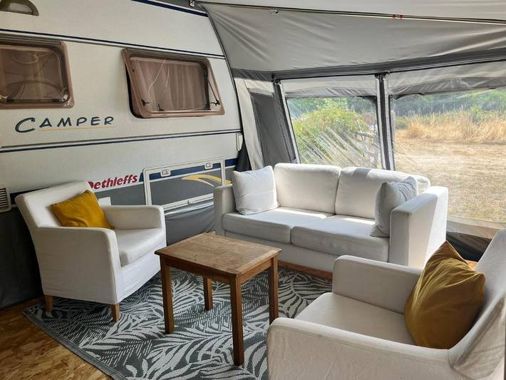 Location de vacances pour 4 personnes, avec piscine ainsi que vue et jardin à Beaulieu-sur-Sonnette