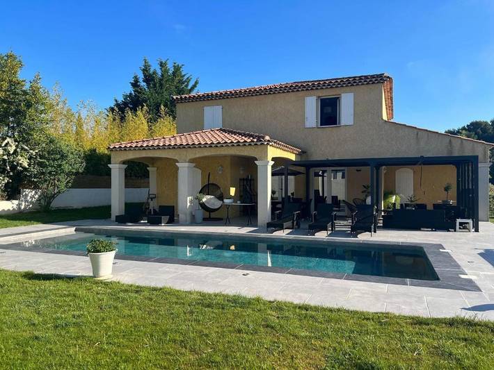 Location de vacances pour 10 personnes, avec Terrasse et Jardin ainsi que Bassin pour enfant et Piscine à La Roque-d'Anthéron