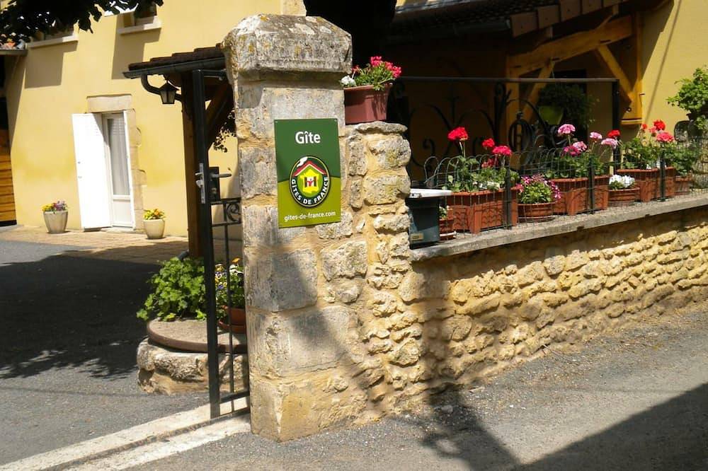 Charming Country House Near Lascaux with Wi-Fi, Bbq, and Baby Equipment in Montignac, Périgord Noir