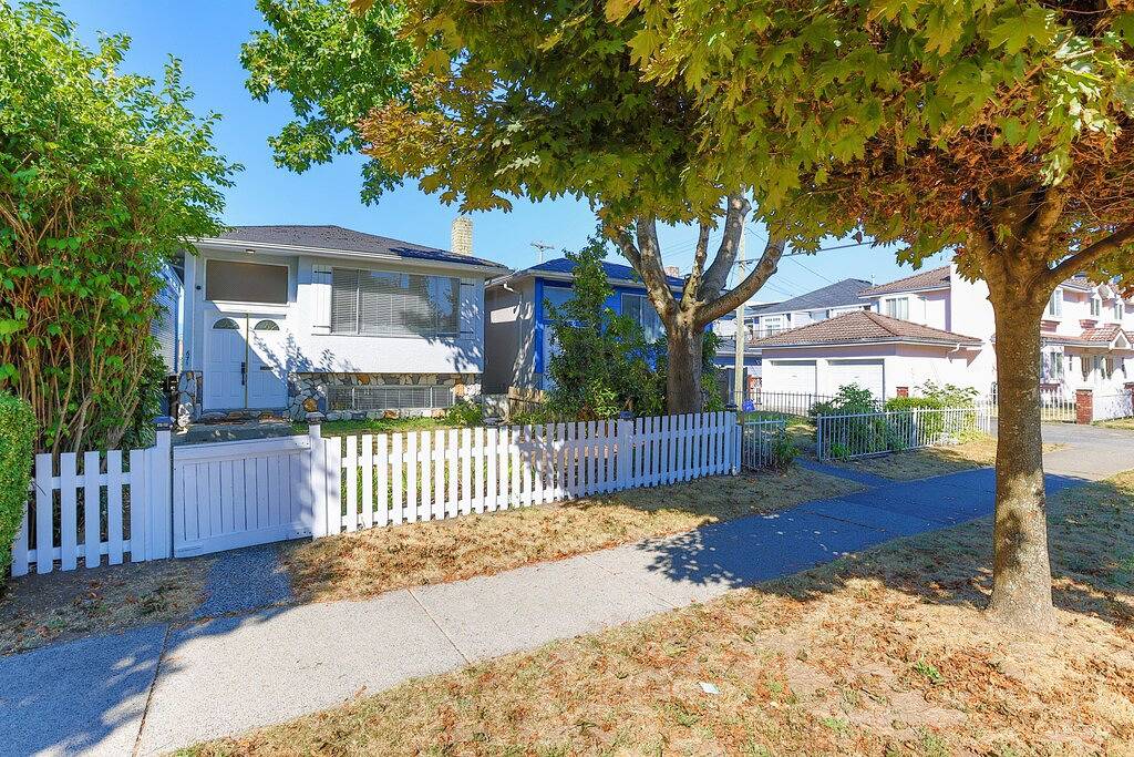 Centrally located 3 bedroom 2 bathroom close to stores, restaurants and downtown in Vancouver, British-Columbia
