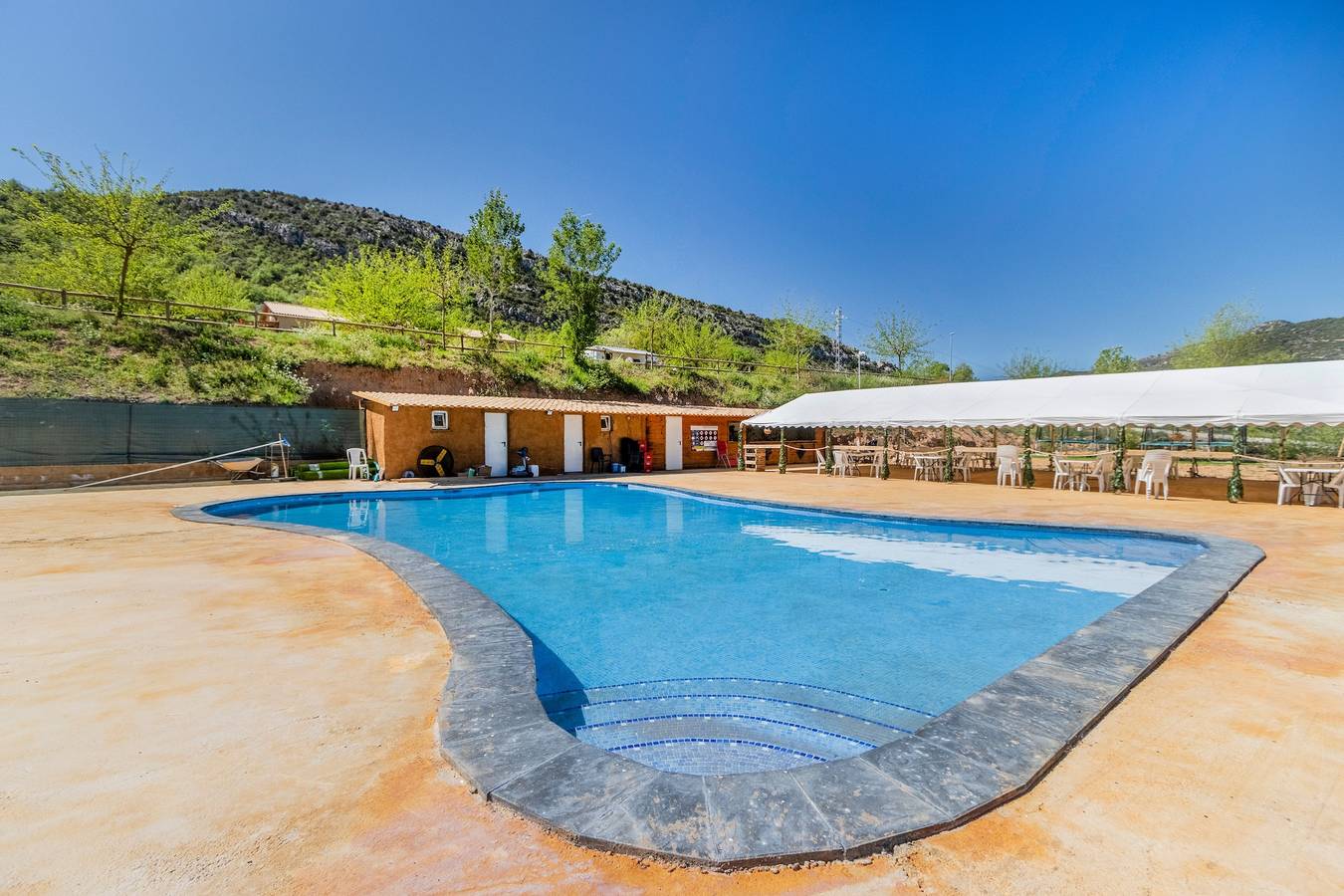 Caravan 'Bungalow 2' with Mountain View, Wi-Fi and Air Conditioning in Alòs de Balaguer, Noguera
