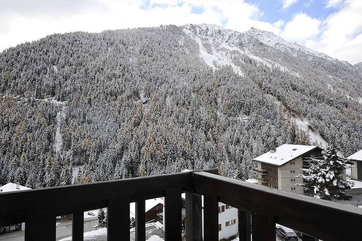 Entire apartment, Comfortable studio for 2-4 persons : Entrance-hall - living room with 2 pull-down beds and 2 sofa-be in Grimentz, Anniviers