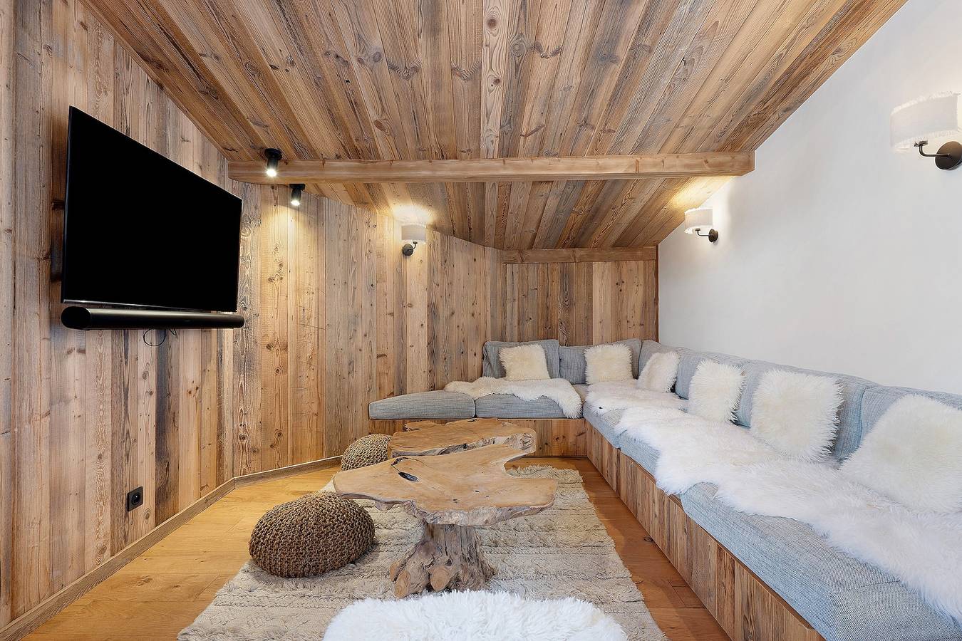 Entire apartment, Tignes Le Lac – Ski-In/Ski-Out Duplex with Chalet Ambience in Tignes, Vanoise National Park