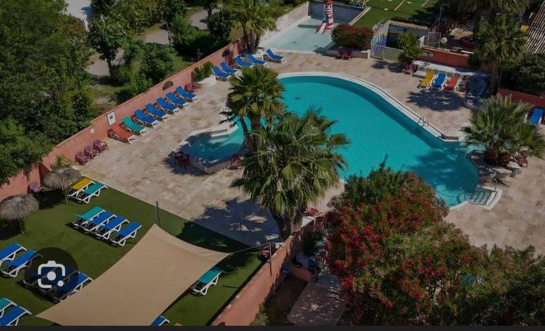 Camping für 5 Personen, mit Terrasse und Pool in La Tamarissière