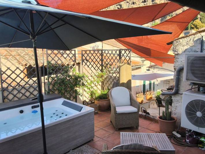 Chambre d’hôte pour 4 personnes, avec sauna ainsi que vue et terrasse, animaux acceptés à Cotignac