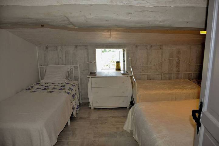 Old rafter house, exposed stonework 2 bedrooms Sleeps up to 6 people in Montjoux, Región de Nyons