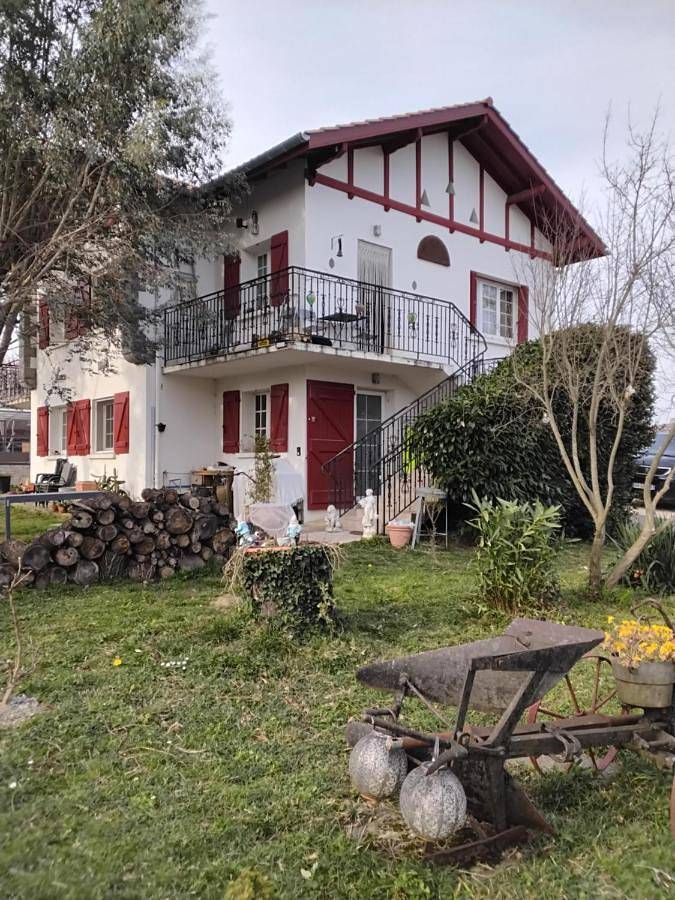 Gîte pour 6 personnes, avec Jacuzzi et Terrasse ainsi que Piscine et Sauna à Iholdy