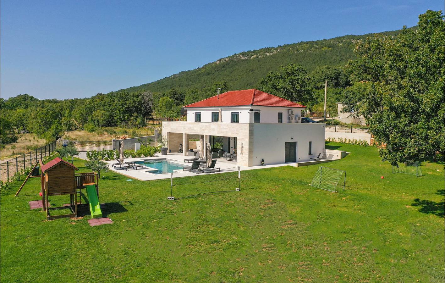 Geräumige 200 m² große Wohnung mit Pool, WLAN und Küche in Cista Velika, Dalmatinisches Zagora