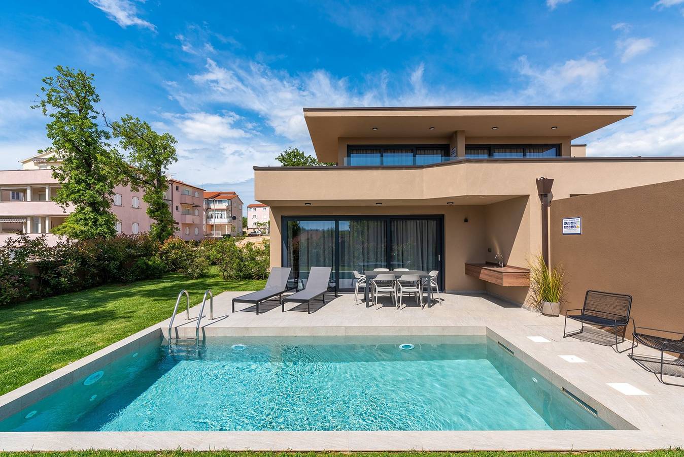 Ganze Wohnung, Erdgeschoss-Wohnung mit Privatpool und Terrasse in Istrien, 150 Meter vom Meer entfernt
 in Karigador, Općina Brtonigla
