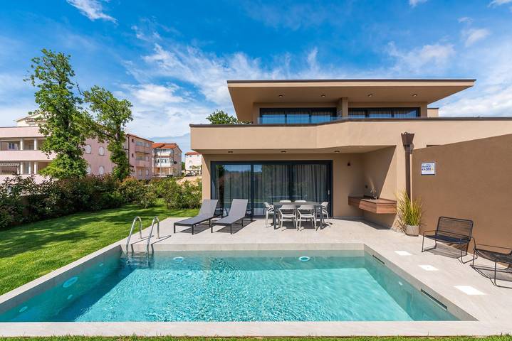 Ferienwohnung für 5 Personen, mit Garten und Pool in Karigador