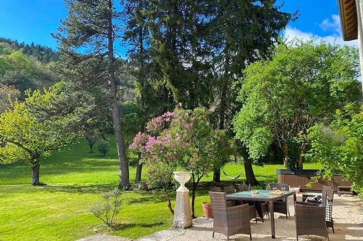 Location de vacances pour 4 personnes, avec Jardin et Piscine à Montanges