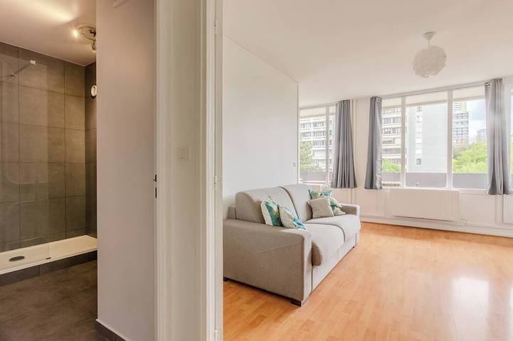 Ganze Wohnung, Bright studio near Metro Line 3 and shops in Bagnolet, Seine-Saint-Denis
